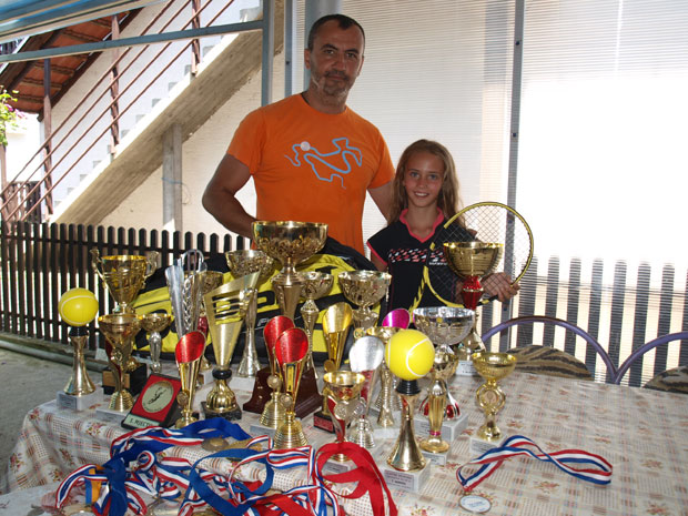 ТЕА (9) СВЕ РЕДОМ ПОБЕЂУЈЕ: Девојчица из Градишке помера границе у свету тениса